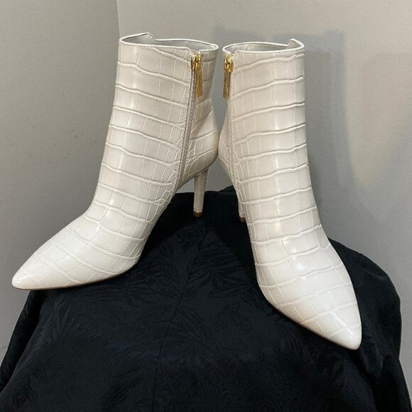 MICHAEL KORS NWOB cream vegan crocodile booties 3.5" heel gold zipper size 7.5 - Picture 1 of 6